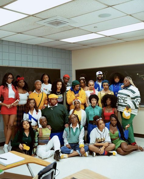 Big Group Photoshoot Ideas, 90s Classroom Aesthetic, Class Photoshoot Ideas Group, Classroom Photoshoot Ideas, Eboard Photoshoot Ideas, Aesthetic Yearbook Photos, 90s School Aesthetic, Education Photoshoot, Class Photo Ideas