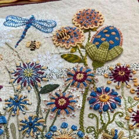 Sue Spargo on Instagram: "I am having a lovely week teaching @outofhandquilting in Calgary. It has been so fun catching up with old friends and meet new creative students. 3 if my students Karen, Marilyn and Andrea shared their finished 20 day stitch along projects. Swipe left to enjoy their beautiful work ❤️ #suespargo #creativestitching #salwithsuebloomed #outofhandyyc #handdyedwool #handmade #suespargostudentwork #handembroidery #handembroideryonwool #spokeeasytemplates #loopeasytemplate" Sue Spargo Toned Down Sampler, Sue Spargo Projects, Inspirational Embroidery, Shabby Chic Embroidery, Wool Applique Quilts, Chic Embroidery, Sue Spargo, Wool Appliqué, Wool Quilts