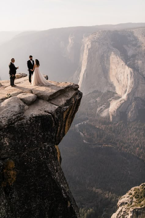 mountaintop-wedding-ideas-the-hearnes-0919 Purple Hour, Wedding Fotos, Unique Destination Wedding, Mountain Top Wedding, Yosemite Elopement, Yosemite Wedding, National Park Wedding, Destination Wedding Locations, Sunset Wedding