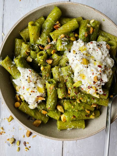 Creamy One Pot Rigatoni with Basil-Pistachio Pesto & Burrata - Sara Tane Pesto And Burrata, Quiche With Bacon, Pesto Burrata, Vegetable Quiche, Pistachio Pesto, Happy Cooking, Rigatoni, One Pot, How To Cook Pasta