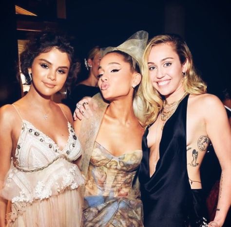 Selena Gomez and Arianna Grande, and Miley Cyrus at Met Gala 2018. #selenagomez #ariannagrande #mileycyrus #metgala Celebrity Faceclaims, Ariana Grande Fans, Selena G, Ariana G, Marie Gomez, Miley Cyrus, My Queen, Celebrities Female, Selena Gomez