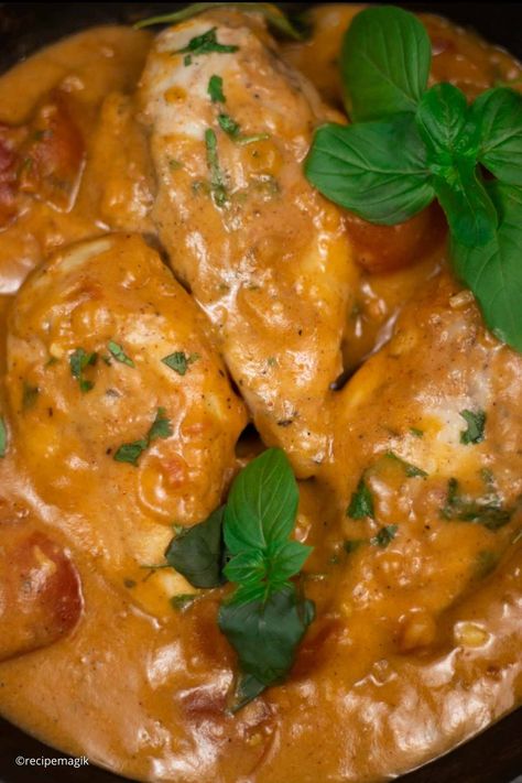 Easiest Crockpot Tomato Basil Chicken - RecipeMagik Crockpot Rice, Chicken In Slow Cooker, Crockpot Dinners Healthy, Tomato Basil Chicken, Bacon Cheeseburger Soup, Best Crockpot Recipes, Stuffed Sweet Potato Healthy, Basil Chicken, Crockpot Dishes