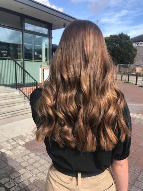 Long Light Brown Hair, Brown Wavy Hair, Light Curls, Peinados Hair Styles, Golden Brown Hair, Brown Hair Looks, Brown Hair Balayage, Long Light, Long Brown Hair