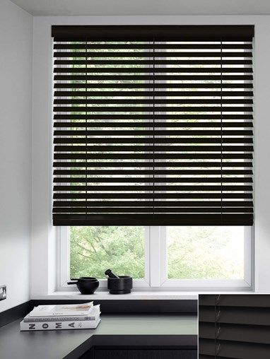 Black Venetian Blinds, Venetian Blinds White, Black Blinds, Door And Window Design, Store Venitien, Modern Blinds, Electric Blinds, Dark Home Decor, Made To Measure Blinds