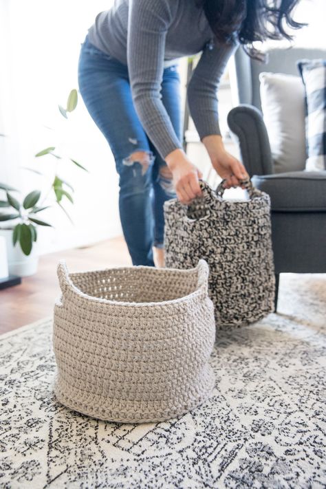 Large Crochet Baskets, How To Make A Basket, Large Crochet Basket Pattern Free, Macrame Basket Tutorial, Macrame Baskets, Easy Crochet Basket Pattern, Crochet Basket Tutorial, Cheap Yarn, Baskets Diy