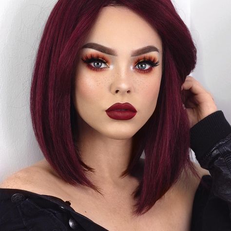 Chica con cabello en corto bob, teñido en cherry wine, modelando su melena Trending Hair 2023 Women, Pelo Color Vino, Wine Hair Color, Wine Hair, Merlot Color, Hair Color Burgundy, Essence Cosmetics, Burgundy Hair, Eye Primer