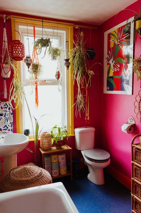 Colourful Boho Bathroom, Jungalow Decor Bathroom, Bright Pink Bathroom Ideas, Funky Boho Bathroom, Pink And Yellow Bathroom Decor, Eclectic Bohemian Bathroom, Eclectic Colorful Bathroom, Colorful Maximalist Bathroom, Eclectic Boho Bathroom