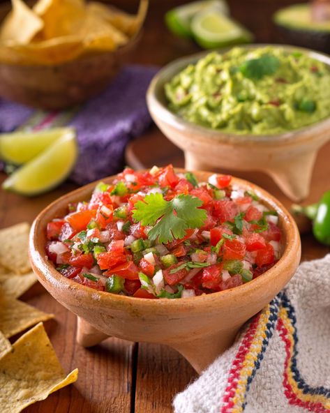 Pico de gallo (salade mexicaine) Homemade Nachos, Cowboy Beans, Traditional Mexican Dishes, Mexican Sauce, Mexican Breakfast Recipes, Best Steak, Simply Recipes, Refried Beans, Mexican Dishes