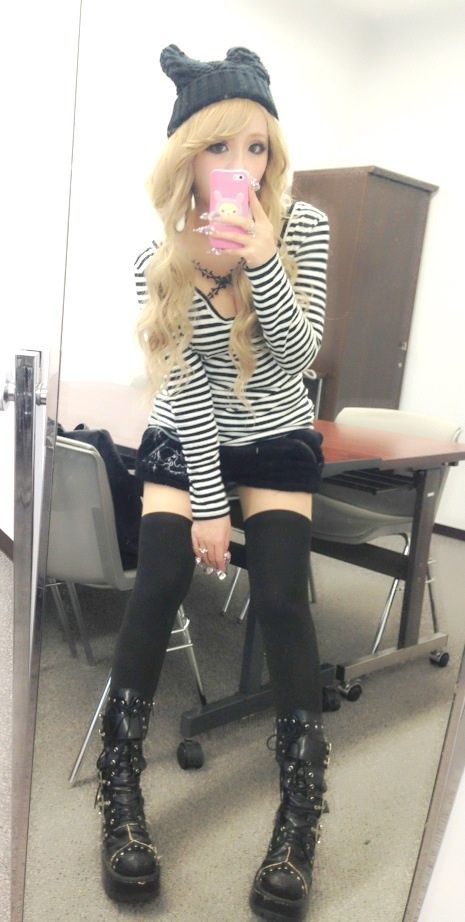 Gyaru Fashion                                                                                                                                                                                 Más Harajuku Outfit, Makeup Emo, Goth Outfit, Gyaru Fashion, Punk Outfits, Tokyo Fashion, Alt Fashion, Grunge Goth, Japanese Street Fashion