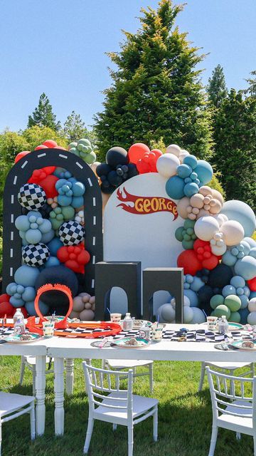 Hot Wheels Birthday Decorations Ideas, Hot Wheels Birthday Theme, Hotwheels Birthday Party Decoration Boys, Hot Wheels Balloon Garland, Hot Wheels Backdrop, Hotwheels Party Ideas, Car Birthday Decorations Ideas, Hotweels Birthday Ideas, Hot Wheels Birthday Party Ideas Decoration