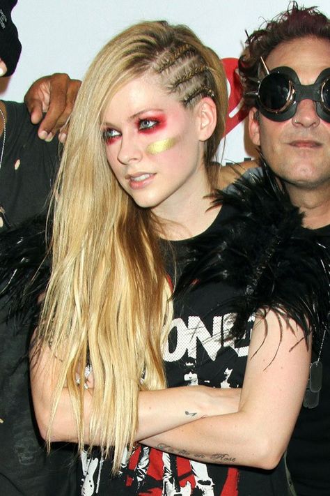 avril-lavigne-hair-33 Disfraz Rock And Roll, Avril Lavigne Hair, Braids Side Part, Punk Hairstyles For Long Hair, Blonde Cornrows, Rocker Makeup, Rockstar Hairstyles, Braids Side, Mini Braids