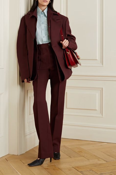 Burgundy Suit Women, Burgundy Blazer Outfit, Gucci Shirt, Look Office, Elegant Outfit Classy, Corporate Fashion, Burgundy Suit, Smart Outfit, Woman Suit Fashion