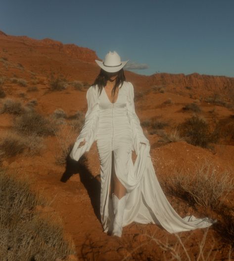 desert elopment, desert bride, desert elopement, bridal photos, western wedding, Winter Desert Photoshoot, Vintage Cowgirl Photoshoot, Desert Cowgirl Photoshoot, Desert Cowgirl Aesthetic, Western Style Photoshoot, Western Vintage Aesthetic, Desert Aesthetic Fashion, Western Fashion Editorial, Desert Photoshoot Outfit