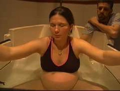 Video: Live birth: Water birth    My birth was almost exactly like this. I yelled once as her head was coming out as I was in complete shock. It was a calm, quiet, beautiful experience. Hypnobabies is amazing. Natural Birth Videos Pushing, Water Birth Video, Natural Water Birth, Birth Giving, 28 Weeks Pregnant, Birth Videos, Dairy Free Breastfeeding, Pregnancy Videos, Water Birth