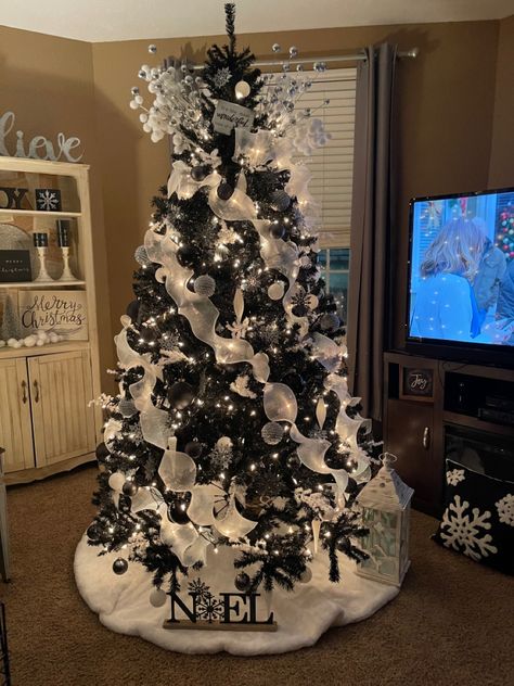 Black And Silver Christmas Decorations, Black And Silver Christmas Tree, Black And Silver Christmas, Merry Gothmas, Grey Christmas Decor, Black Xmas Tree, Black White Christmas Tree, Black Christmas Tree Decorations, Christmas Tree Colour Scheme