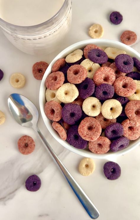 Homemade Fruit Loops! (Gluten free, vegan) Almond Cookies Chinese, Cereal Recipes Homemade, Fruit Loops Cereal, Homemade Cereal, Resepi Biskut, Dessert Sans Gluten, Healthy Cereal, Freeze Dried Fruit, Fruit Loops