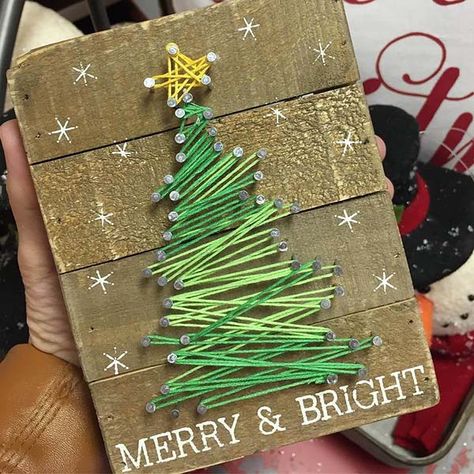 Christmas Tree String Art #stringart #diy #stringartideas #decorhomeideas Navidad Diy, Craft Night, Noel Christmas, Wooden Christmas, Dollar Store Crafts, Winter Crafts, Xmas Crafts, Christmas Signs, String Art