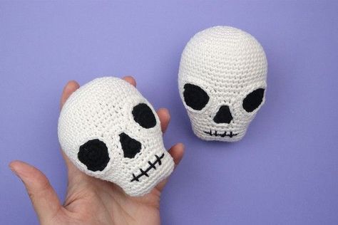 Get all ghoulish this Halloween with our skull crochet pattern, complete with instructions to make it a day of the dead skull too! Skull Crochet Pattern Free, Crochet Skull Pattern, Skull Crochet Pattern, Creepy Crochet, Crochet Halloween Decorations, Skull Crochet, Crochet Skull Patterns, Crochet Newsboy Hat, Crochet Placemat Patterns