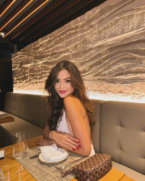 Photo Idea At Restaurant, Sitting At A Restaurant Poses, Restaurants Pictures Ideas, Poses At A Restaurant, Dinner Pic Ideas, Restaurant Photo Poses, Photo Poses In Restaurant, Birthday Dinner Picture Ideas, Dinner Pose Ideas