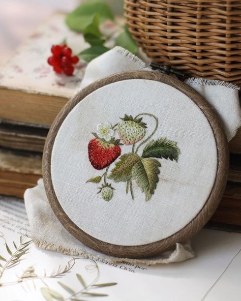 Strawberry Embroidery, Embroidery Wall Art, Diy Embroidery Designs, Hand Embroidery Patterns Flowers, Cross Stitch Christmas Ornaments, Handmade Embroidery Designs, Embroidery Stitches Tutorial, Hand Embroidery Projects, Sewing Embroidery Designs