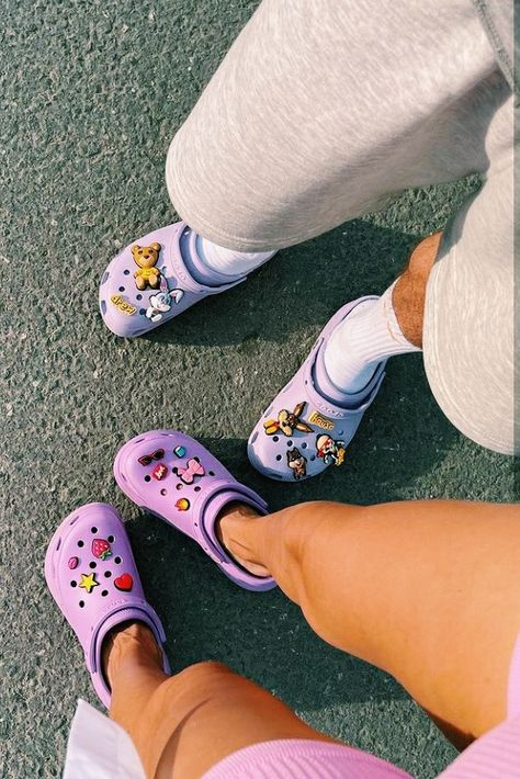 Croc Bae, Aesthetic Crocs, Croc Jibbitz Ideas, Cool Crocs, Crocs With Jibbitz, Crocs Aesthetic, Purple Crocs, Crocs Outfit, Replica Sneakers