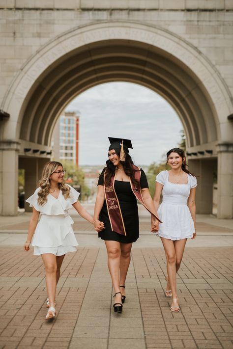 Sibling Graduation Photoshoot, Poses For Graduation Photos With Family, Graduation Picture Poses With Family, Family Grad Photos, College Graduation Family Pictures, Grad Photoshoot Family, Senior Picture With Parents, Graduation Poses With Parents, Grad Family Photos