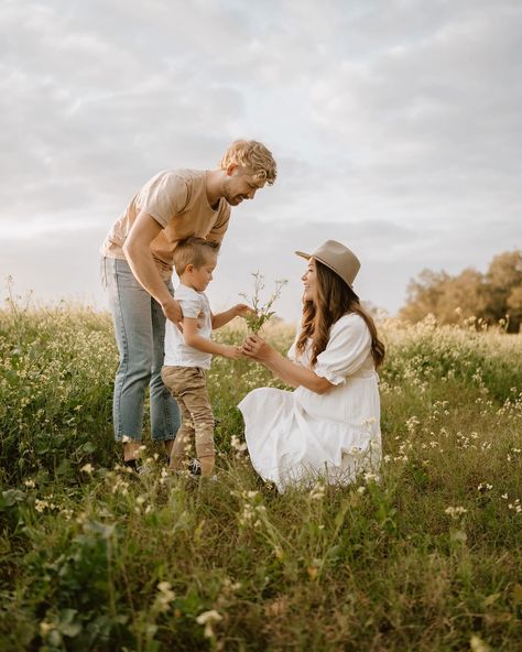 Family Photos Flower Field, Field Maternity Photoshoot Family, Flower Field Family Photoshoot, Flower Field Maternity Shoot, Family Field Photoshoot, Grandparent Photoshoot, Announcement Photoshoot, Gender Announcement, Fam Photos