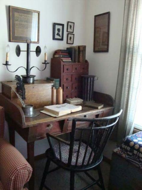 ♡Primitive desk.. Primitive Office, Country Decor Diy, Vintage Home Office, Country Treasures, Farmhouse Living Room Furniture, Colonial Interior, Colonial Furniture, Primitive Homes, Prim Decor