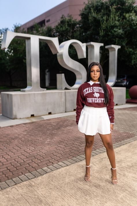 Tsu Graduation Pictures, College Graduation Pictures Outfits Casual, Outfits For Graduation Pictures, College Reveal Picture, Hbcu Graduation Pictures Photo Ideas, Country Graduation Pictures, Tsu College, Black Graduation Pictures, College Graduation Pictures Outfits