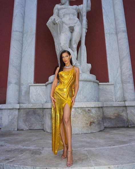 #golddress #sideslitdress #sequindress #maxidress #glamorousdress #celebritydress #celebritygolddress #bellahadid Versace Gown, Versace Runway, Modest Prom, Bella Hadid Outfits, Gaun Fashion, Bella Hadid Style, Versace Dress, Hadid Style, Prom Dresses Modest