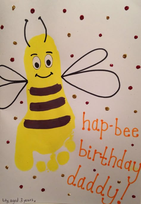 'Hap-bee birthday' footprint card Birthday Craft Gifts, Anna Craft, Dad Crafts, Anniversaire Diy, Grandpa Birthday Gifts, Baby Art Projects, Diy Gifts For Dad