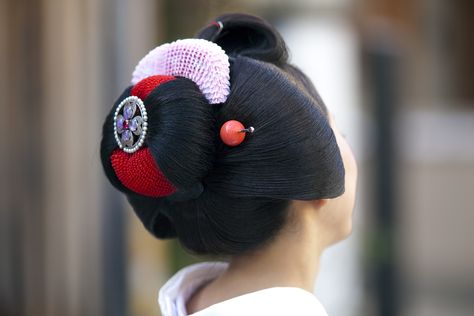 Japanese Geisha, Japanese Hairstyle, Hair Ornaments, Kimonos, Hair Inspiration, Knitted Hats, Cool Hairstyles, Cool Style, Winter Hats