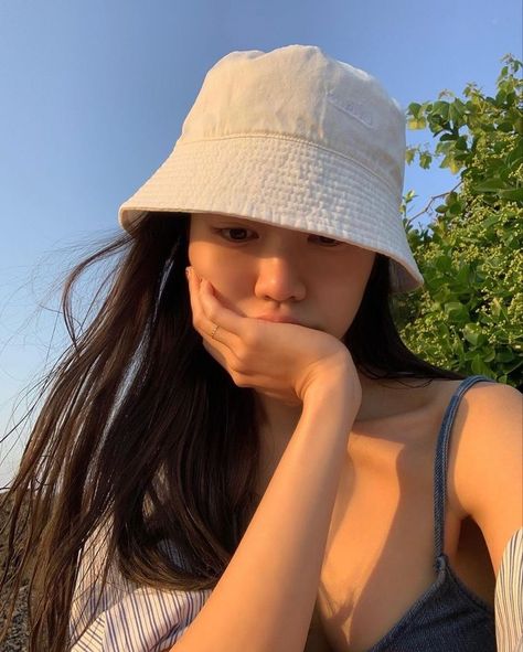 Summer Poses, 사진 촬영 포즈, Beach Pictures Poses, Beach Photography Poses, Foto Poses, Instagram Photo Inspiration, Outfits With Hats, 가을 패션, Cute Poses