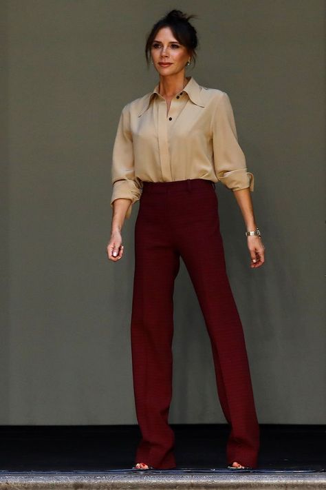 Victoria Beckham wearing a nude blouse and burgundy trousers for her LFW catwalk show Outfit Pantalon Vino, Burgundy Pants Outfit, Victoria Beckham Hair, Burgundy Trousers, Maroon Pants, Victoria Beckham Outfits, Victoria Beckham Style, Burgundy Outfit, Burgundy Pants