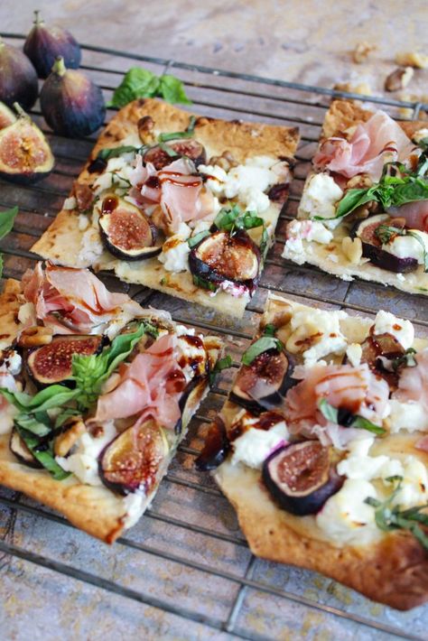 The flatbread of the summer! With roasted figs, goat cheese, prosciutto, and topped with fresh basil. This is a fast and tasty option that makes it seem as though you’ve been in the kitchen hours working on it! Perfect to share or eat all to yourself! Prosciutto Flatbread, Goat Cheese Fig, Goat Cheese Prosciutto, Fig And Prosciutto, Fig Pizza, Goats Cheese Flatbread, Goat Cheese Appetizer, Prosciutto Pizza, Roasted Figs