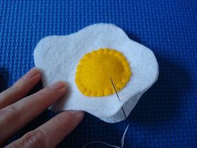 Cute Tutorial, Felt Egg, Easter Egg Ideas, Felt Food Diy, Egg Ideas, Felt Play Food, Huevos Fritos, Plastic Easter Eggs, Fish Crafts