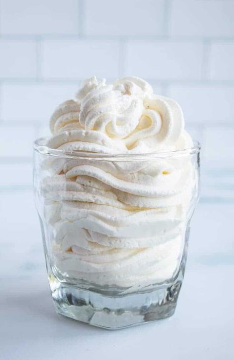 This Keto Whipped Cream is incredibly easy to make and doesn't have any added sugar or weird fillers. Use it to top all of your favorite keto desserts, keto coffees, and sweet keto snacks. Great for keto baking! Keto Fluff, Vanilla Bean Whipped Cream, Vanilla Bean Recipes, Keto Whipped Cream, Whipped Cream Desserts, Cool Whip Desserts, Keto Fudge, Keto Baking, Sugar Free Pudding