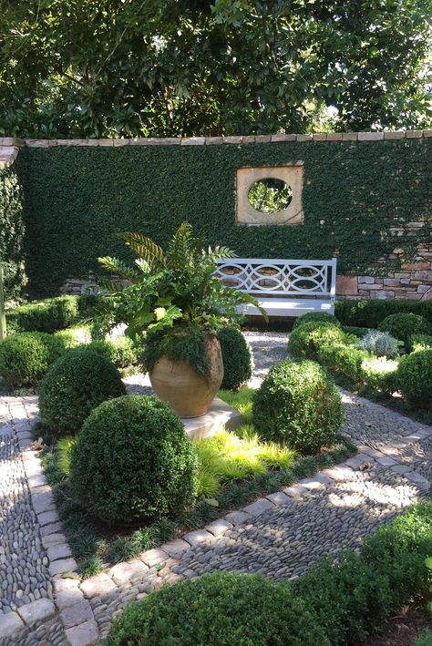 Walled Courtyard Garden, Courtyard Garden Design, Antique Pots, Diy Jardin, French Gardens, Taman Diy, Townhouse Garden, Garden Wall Designs, Small Courtyard