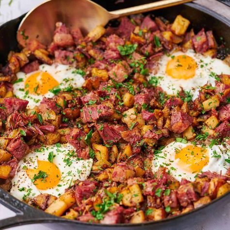 Corned Beef Hashbrown Breakfast Casserole, Eggs And Corned Beef, Corn Beef Breakfast Ideas, Corned Beef Breakfast Casserole, Ground Beef Eggs Recipes, Beef And Eggs Breakfast, Hash Recipes Dinner, Corned Beef Pasta, Corned Beef Hash And Eggs