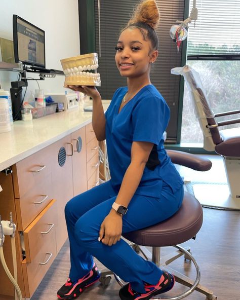 LEO on Twitter: "let's check for cavities 🦷💙… " Dental Hygienist Black Women, Black Nurses Goals, Dentist Career, Nurse Outfit Scrubs, Hygiene School, Dentist Assistant, Dental Hygiene Student, Nurse Outfit, Dental Aesthetics