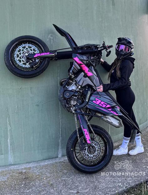 Kawasaki Dirt Bikes, Custom Dirt Bike, Ktm Supermoto, Tmax Yamaha, Dirt Bike Gear, Biker Photography, Motocross Love, Image Moto, Cool Dirt Bikes