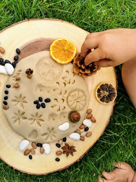 Open Ended Sensory Activities, Learning Experiences For Preschoolers, Dry Sensory Play, Natural Sensory Play, Play Dough Area Eyfs, Nature Sensory Play, Play Tray Ideas, Small World Area Eyfs, Play Dough Ideas