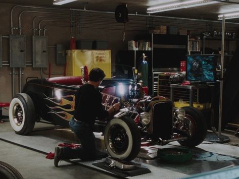 Iron Man Garage, Tony Stark House, Rainbow Walls, Stark Family, Iron Men 1, Man Garage, Iron Man 2008, Garage Design Interior, Iron Man Movie