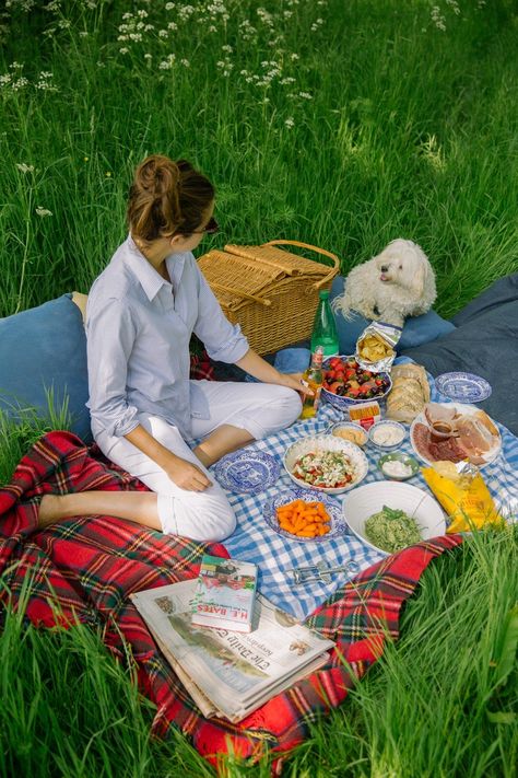 Rosie Londoner, Picnic For Two, Picnic Photography, Picnic Inspiration, Vintage Picnic, Söt Katt, Romantic Picnics, Picnic Ideas, Picnic Date