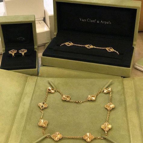 Imitation van cleef & arpels jewelry set Luxury Jewelry Set, Cartier Jewelry Set, Van Cleef And Arpels Jewelry Set, Van Cleef Gold Necklace, Gold Van Cleef Necklace, Van Cliff Jewelry, Jewelry Set Aesthetic, Van Cleef Set, Van Cleef Ring