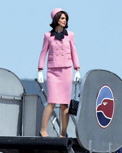 Get Katie Holmess first lady look with these polished pieces 60s Fashion Icons, Jackie O Style, Jackie Onassis, Mode Retro, Fashion 1960s, Sixties Fashion, Moda Retro, Pink Suit, Jackie O