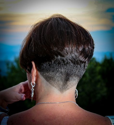 Looks like she got a short nape shave after being out in the sun. But i think her nape looks superb than her napeshave. Mushroom Haircut, Hairstyles Cut, Buzz Haircut, Shaved Bob, Shaved Designs, Undercut Hairstyles Women, Nape Haircut, Short Shaved Hairstyles, Nape Undercut