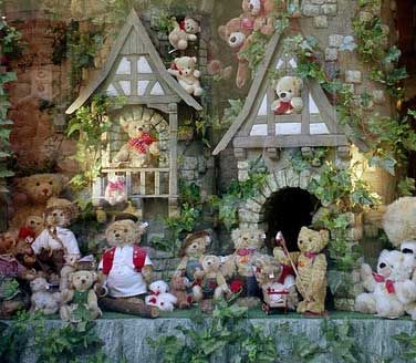 Teddy Bear Display, Christmas Toy Shop, Teddy Bears Picnic, Teddy Bear Hug, Teddy Bear Collection, Teddy Bear Picnic, Bear Hug, Doll Stands, Christmas Scene