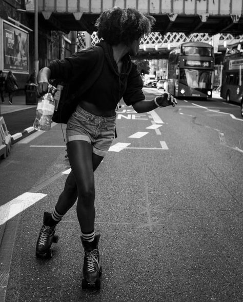 Bauer Roller Skates, Black Roller Skates, Street Skater, Skate Vibes, Girls Roller Skates, Skate Photos, Skating Aesthetic, Roller Shoes, Motion Photography