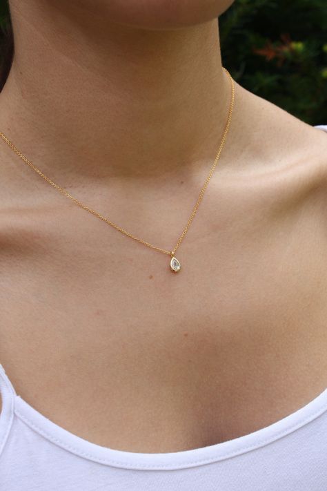 Tiny Drop Minimalist Necklace, Dainty Crystal Quartz Teardrop Pendant, Layering Everyday Jewelry, April's Birthstone, Gift for her, Silver This dainty and delicate layering necklace features a tiny clear crystal quartz teardrop bezel framed in your choice of gold filled or sterling silver. The petite pendant is suspended from a dainty chain in the finish of your choice. Ideal layering necklace and perfect for everyday wear, you can wear it day to night and it is extremely simple, yet versatile. Everyday Gold Necklace Minimalist Jewelry, Small Dainty Necklaces, Pretty Dainty Necklaces, Simple Formal Jewelry, Dainty Bridesmaid Jewelry, Simple Dainty Necklace, Simple Beautiful Necklaces, Small Dainty Necklace, Simple Dainty Jewelry